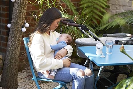 Tommee Tippee Ultra-Light Silicone Pacifier, Symmetrical One-Piece Design, BPA-Free Silicone Binkies, 0-6m, 4-Count